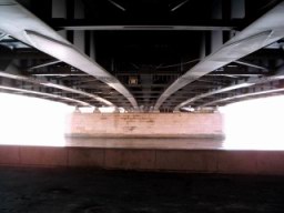 Под Литейным мостом